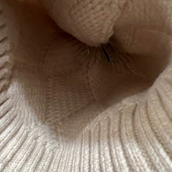 CC Exclusive Beanie With Pom Pom - Picture 6 of 9